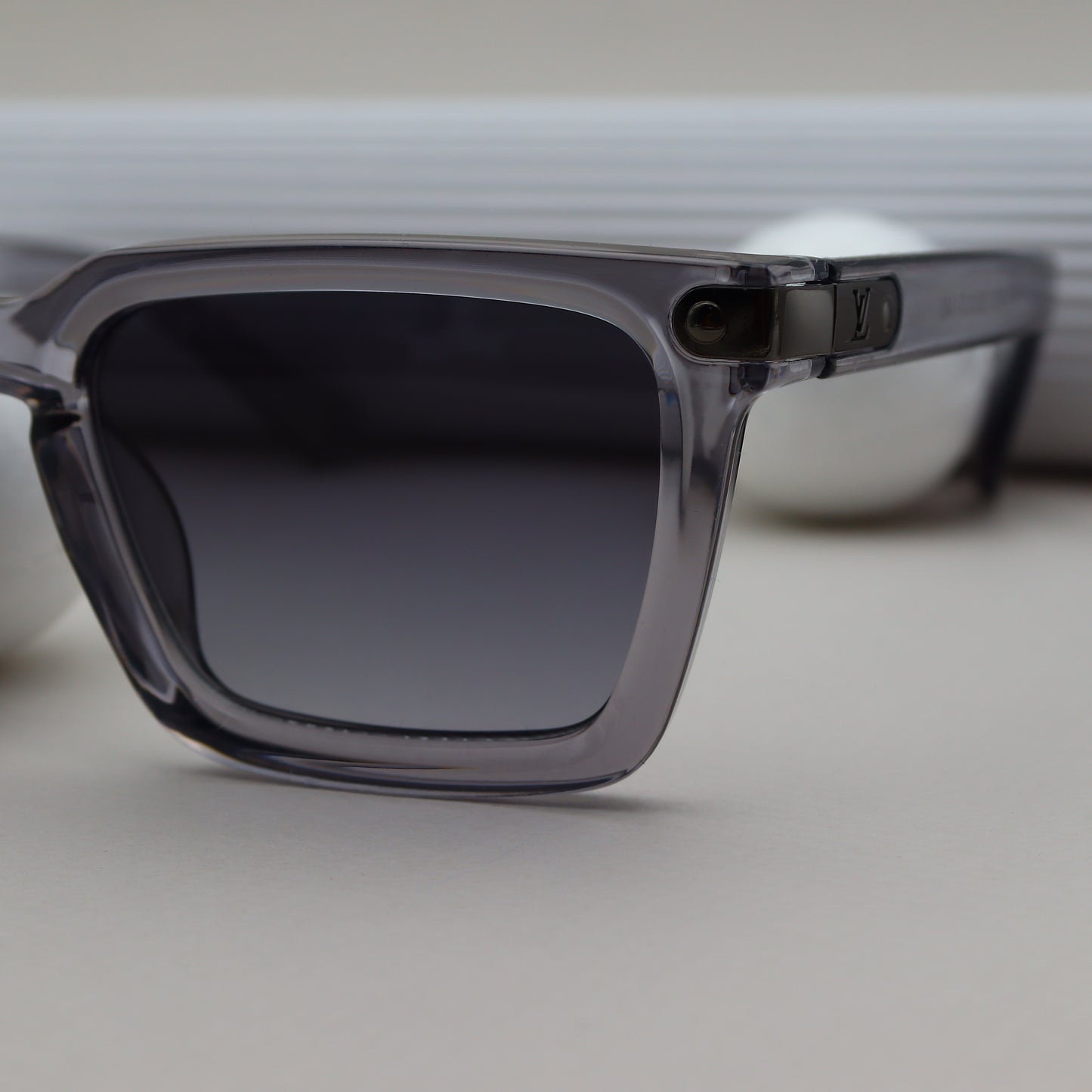 LOUIS VUITTON - 2420 Gris