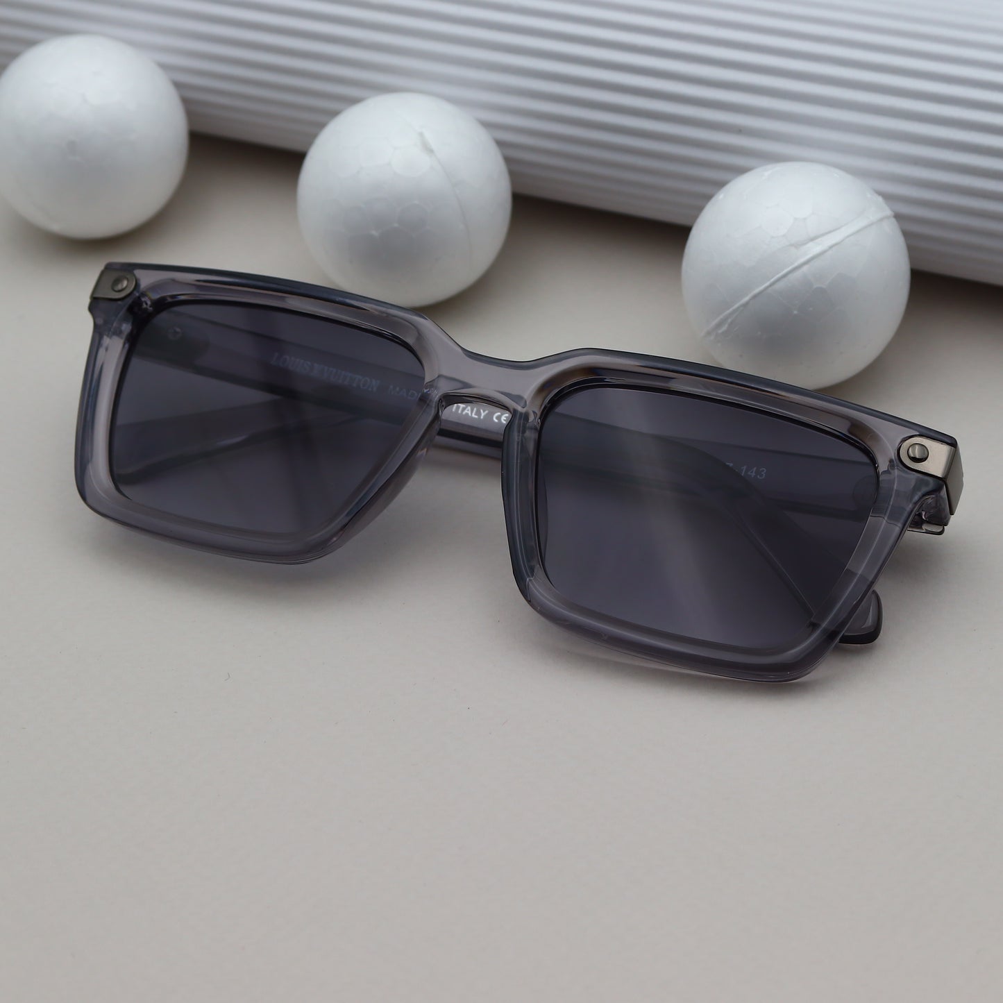 LOUIS VUITTON - 2420 Gris