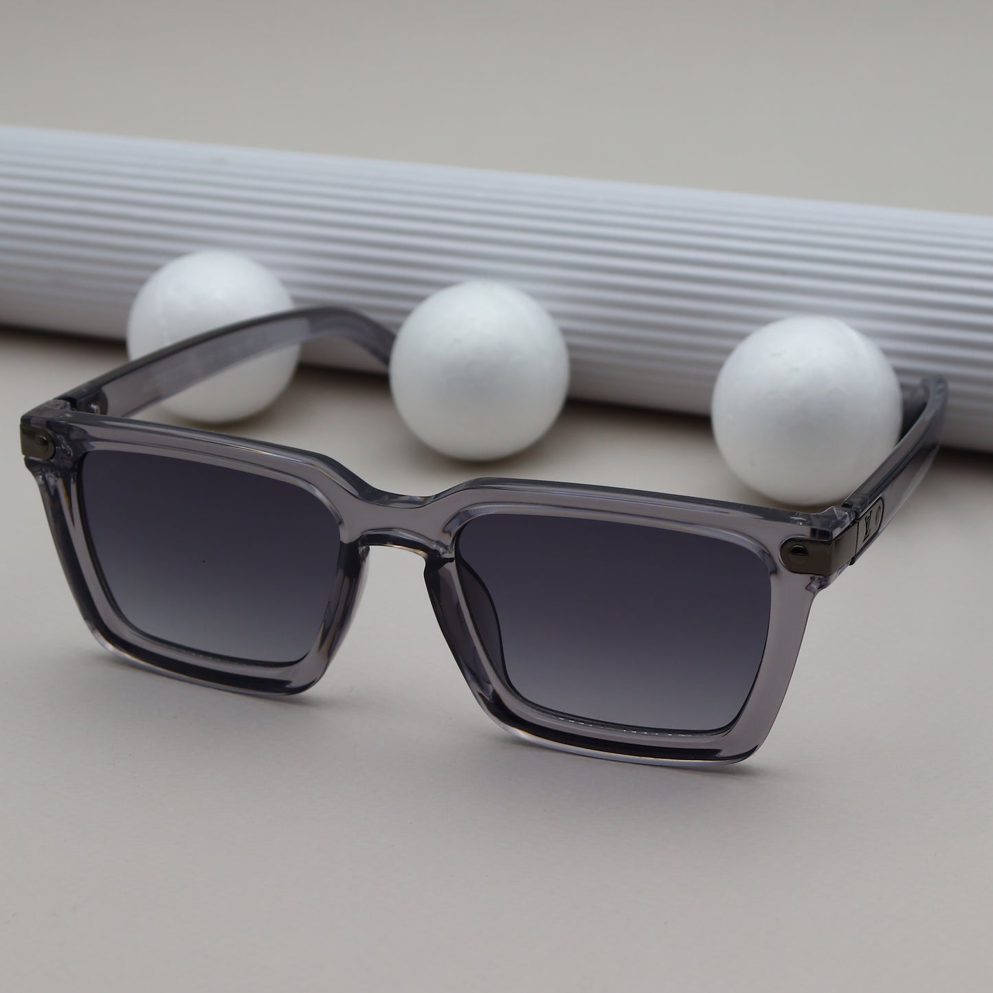 LOUIS VUITTON - 2420 Gris