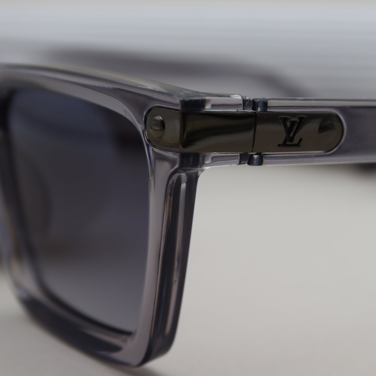 LOUIS VUITTON - 2420 Gris